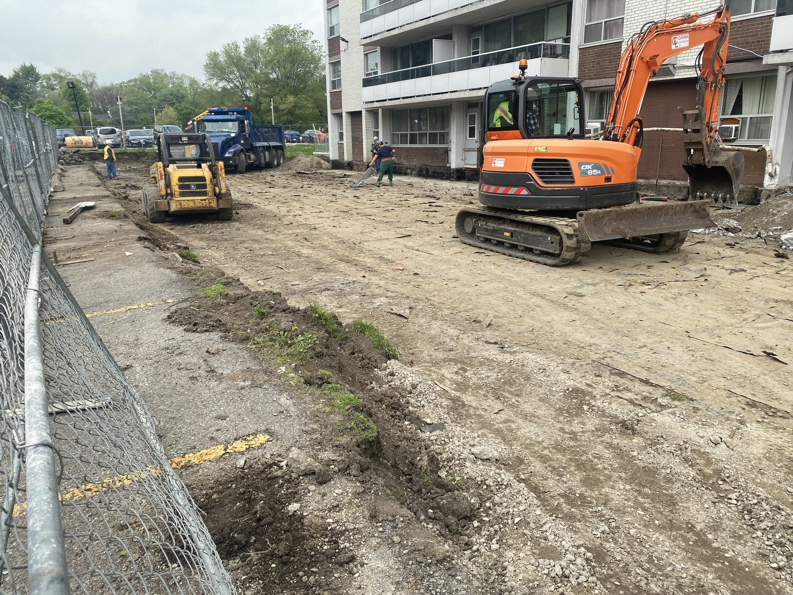 Excavator removing overburden from the Cassandra Blvd roof slab